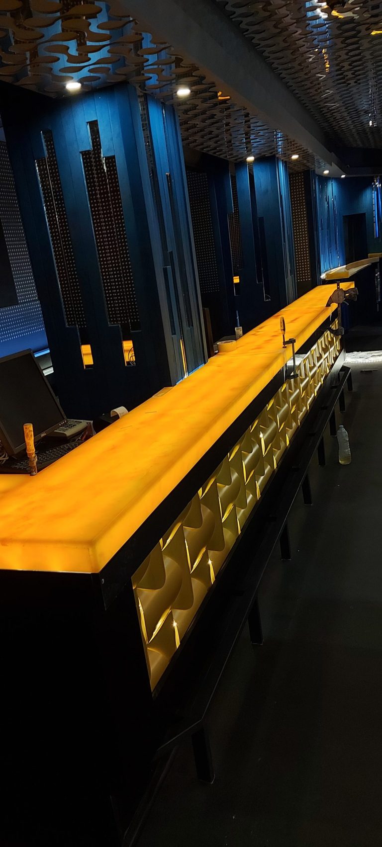 Bar — long